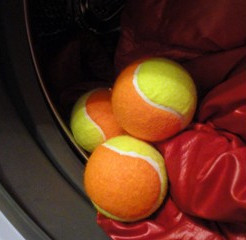 Правила стирки пуховика в стиральной машине - положить несколько мячиков для большого тенниса